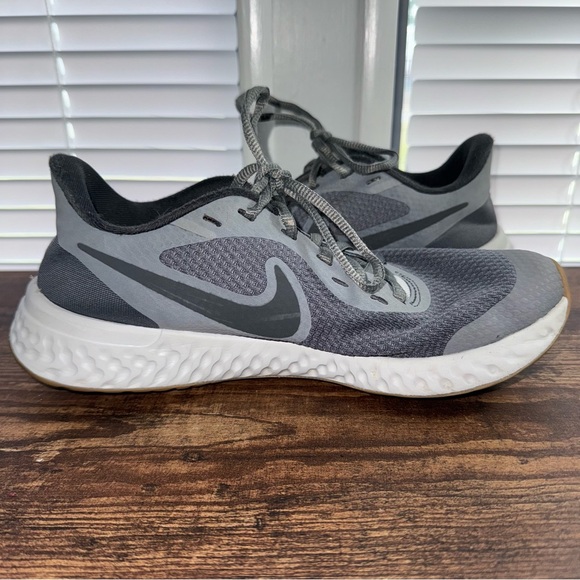 Nike Girls Revolution 5 BQ5671-008 Gray Running Shoes Sneakers Size 5Y - Picture 3 of 9